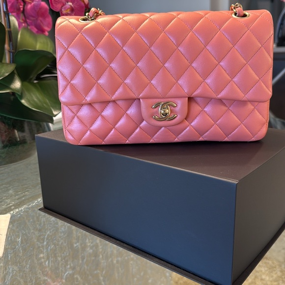 Chanel medium lamb skin classic flap bag - Picture 3 of 17